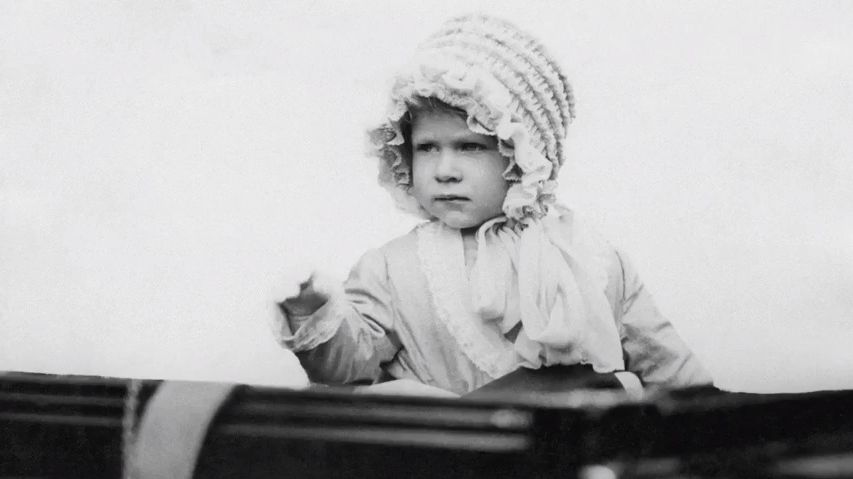 Takhle královnu veřejnost nikdy neviděla. Rodina zveřejnila unikátní záběry Alžběty II.